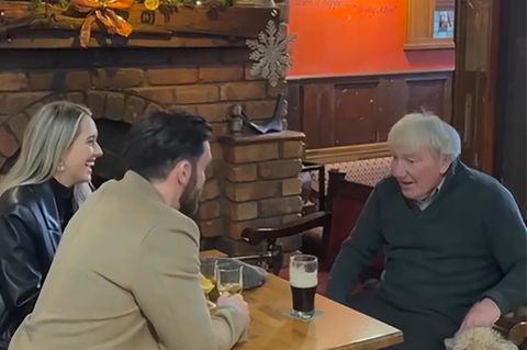 Eine Szene aus dem viral gegangenen Video des nordirischen Pubs