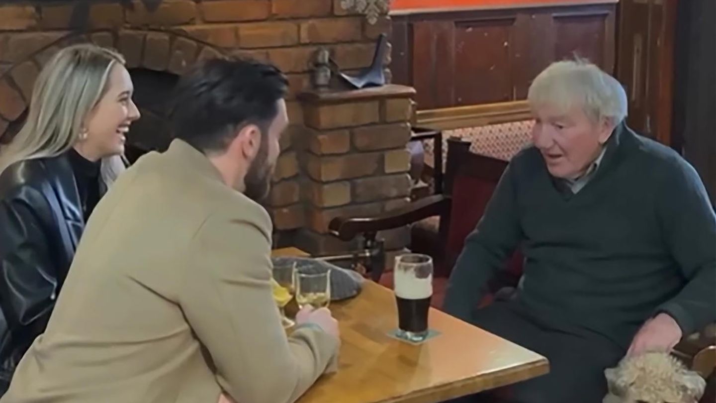 Eine Szene aus dem viral gegangenen Video des nordirischen Pubs