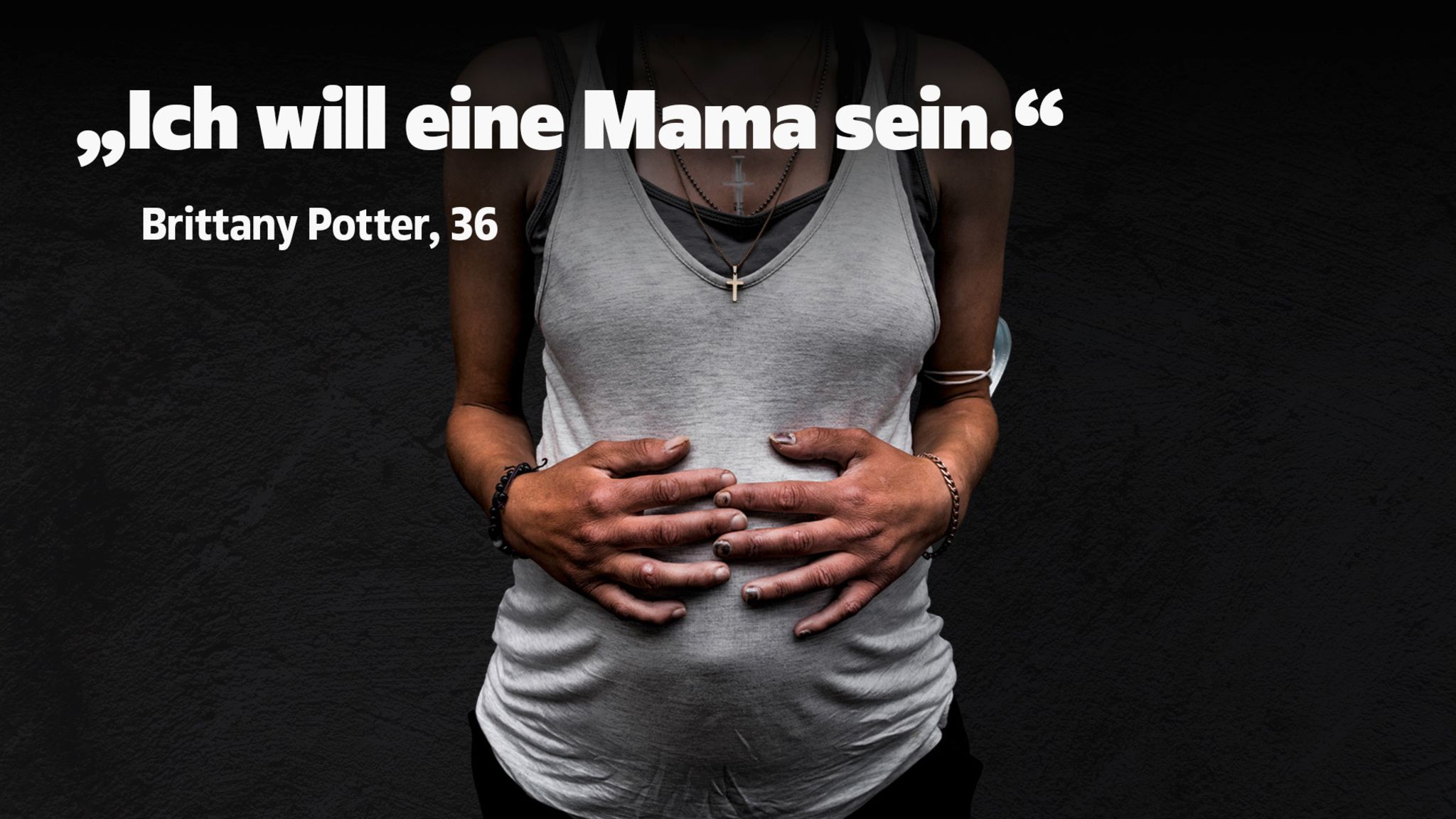 Der Bauch einer Schwangeren in einem weißen Tanktop