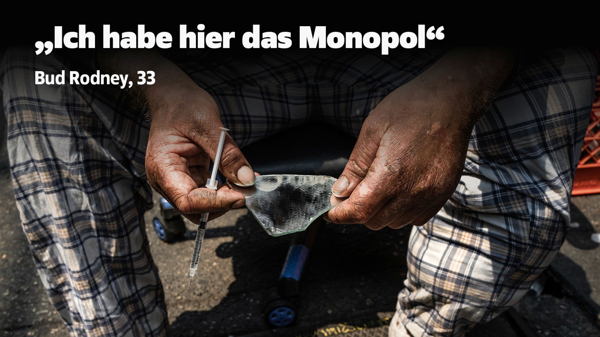 Ein Mann hält eine Spritze und eine Spiegelscherbe in den Händen