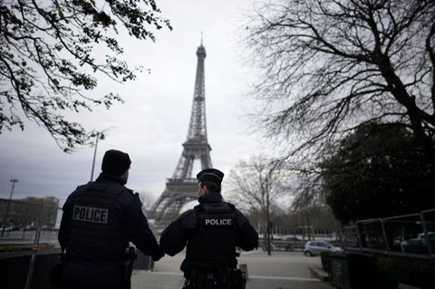 Paris, Frankreich. Polizisten patrouillieren nach der tödlichen Attacke in der Nähe des Eiffelturms