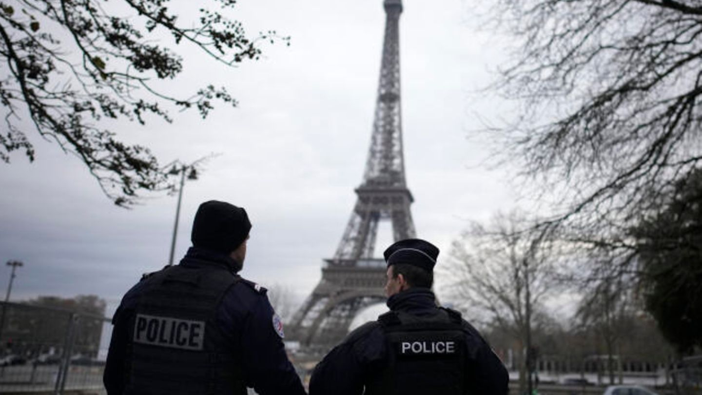 Paris, Frankreich. Polizisten patrouillieren nach der tödlichen Attacke in der Nähe des Eiffelturms