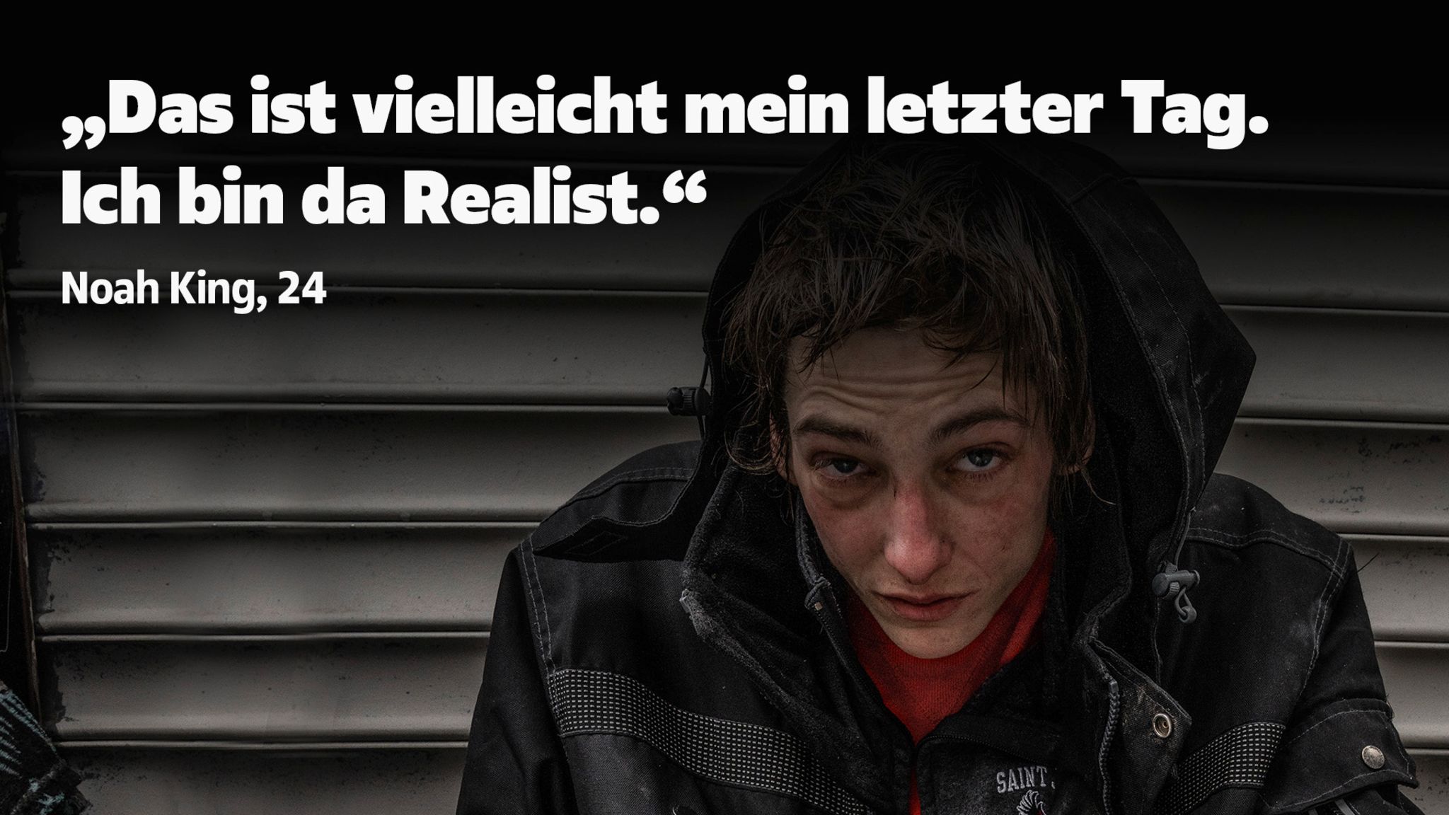 Ein junger Mann blickt verzweifelt unter einer großen Kapuze hervor