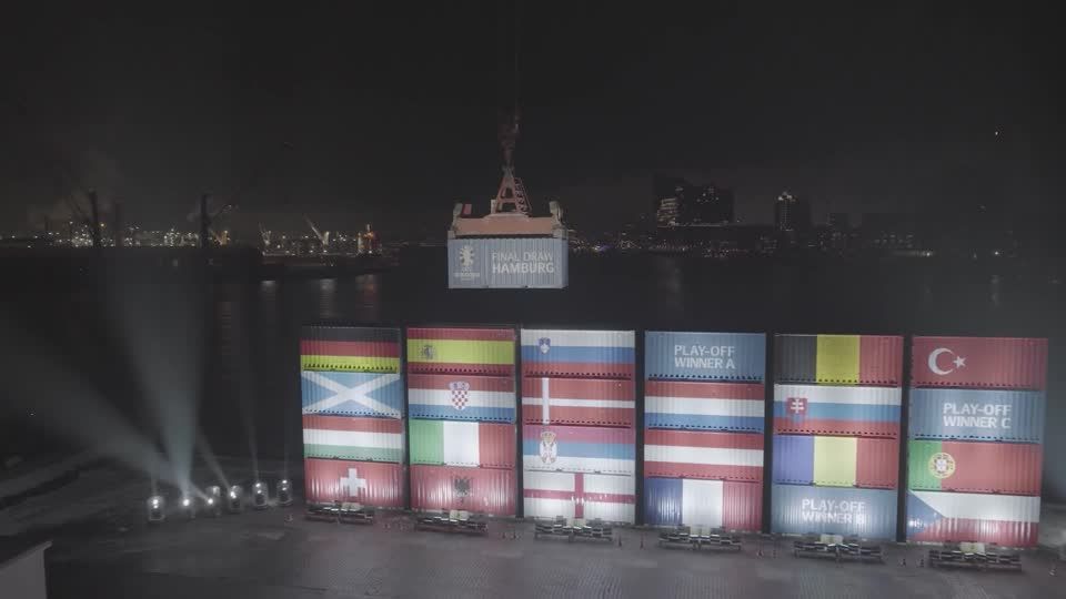 Video: Container-Konstruktion zur EM-Auslosung Video: Container-Konstruktion zur EM-Auslosung