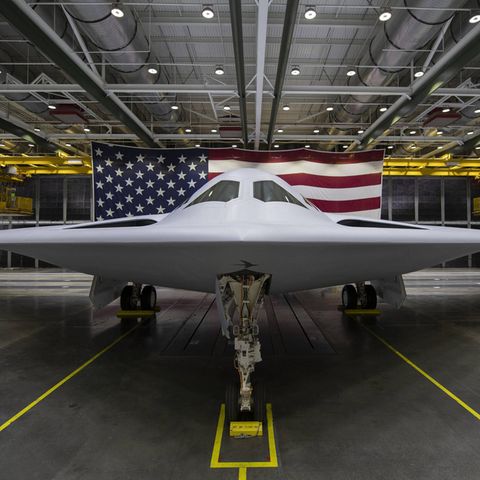 Der Tarnkappenbomber B21-Raider von Northrop Grumman steht vor einer US-amerikanischen Flagge