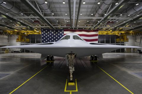 Der Tarnkappenbomber B21-Raider von Northrop Grumman steht vor einer US-amerikanischen Flagge