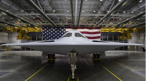 Der Tarnkappenbomber B21-Raider von Northrop Grumman steht vor einer US-amerikanischen Flagge
