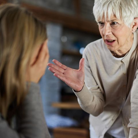 Eine ältere Mutter redet auf ihre Tochter ein