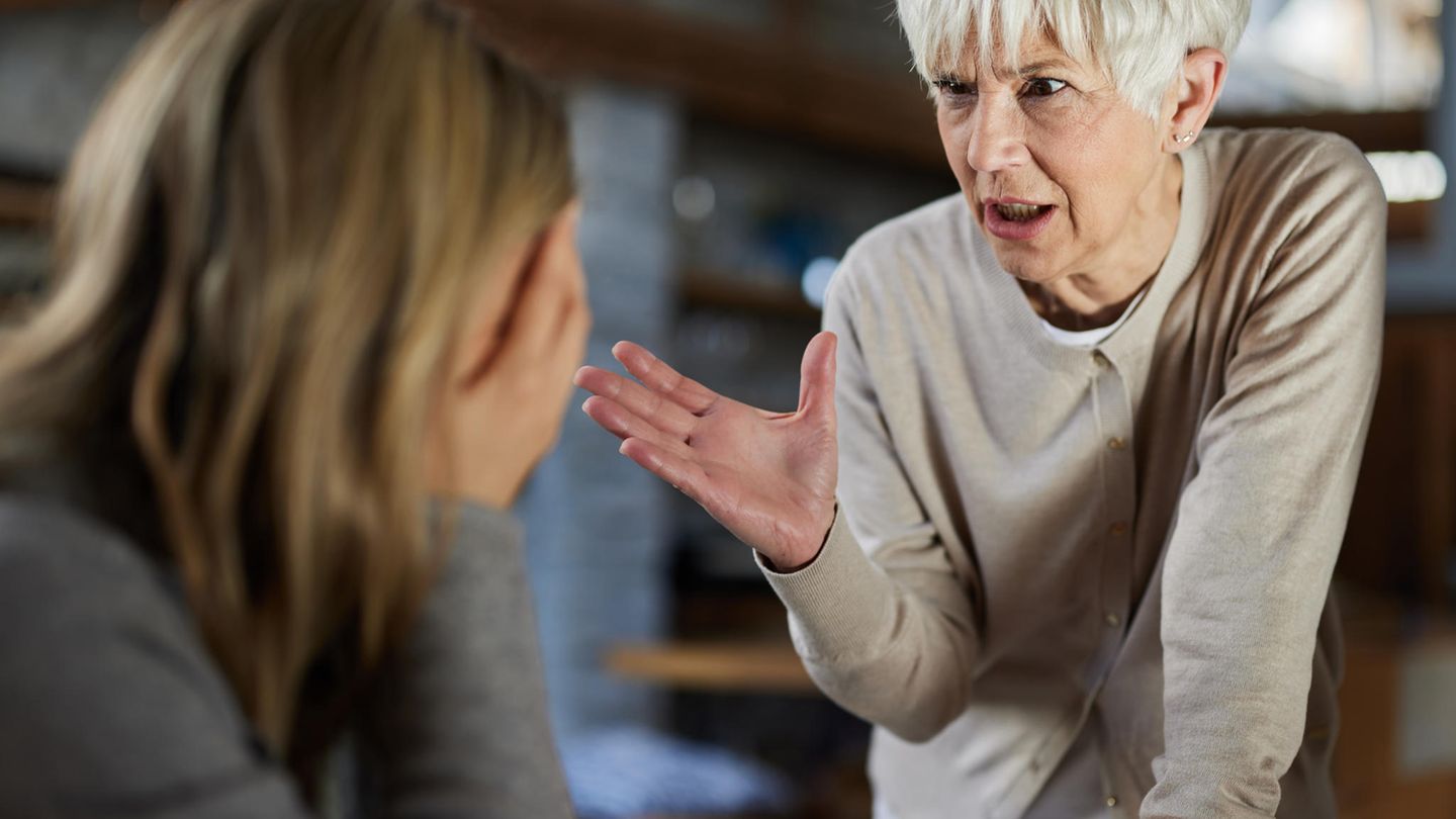 Eine ältere Mutter redet auf ihre Tochter ein