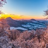 Die Sonne geht hinter den drei Kaiserbergen nahe Hornberg in Baden-Württemberg unter. Willkommen im Winterwunderland!