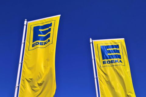 Edeka-Fahnen wehen im Wind