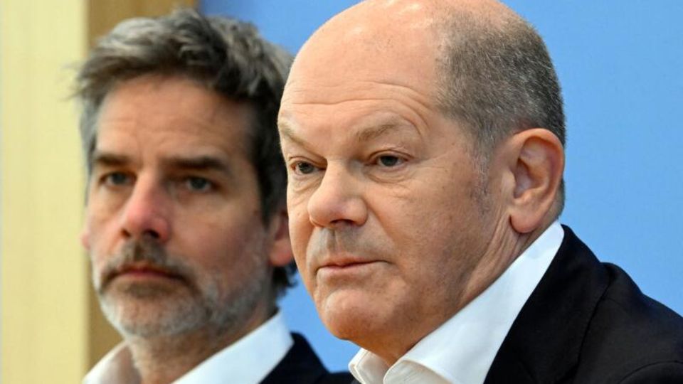 Bundeskanzler Olaf Scholz (r.) neben Sprecher Steffen Hebestreit