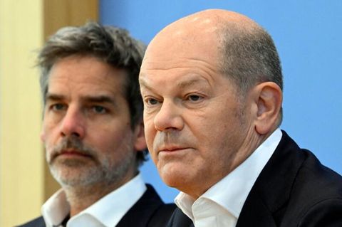 Bundeskanzler Olaf Scholz (r.) neben Sprecher Steffen Hebestreit
