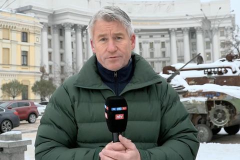 Hinter den Kulissen Kiews brodelt es auch innenpolitisch. Der Konflikt zwischen Bürgermeister Klitschko und Präsident Selenskyj kocht hoch, wie Reporter Jürgen Weichert berichtet.
