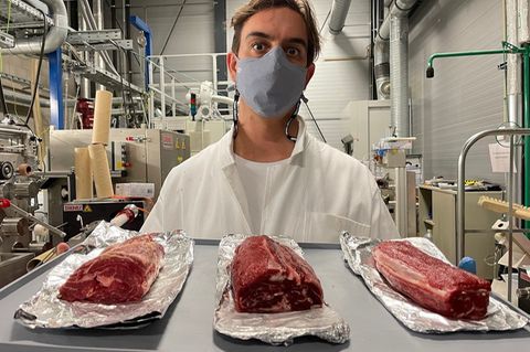 Drei Stücke Fleisch - aber nur eines davon ist echt, die anderen beiden bestehen aus pflanzlichen Proteinen. Neue Verfahren wie hier beim Startup "Projet Eaden" aus Berlin, läuten die nächste Stufe fleischloser Ernährung ein. 