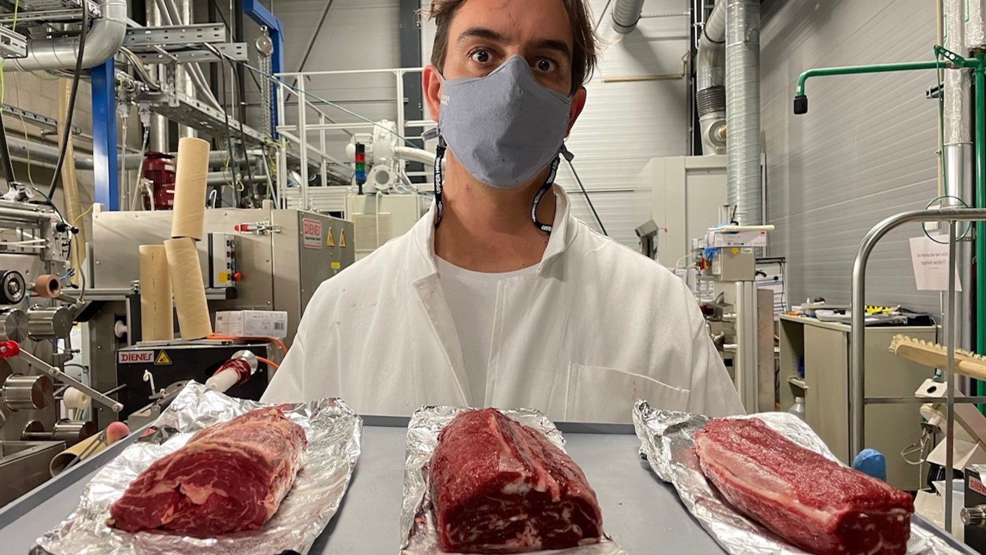 Vergesst Fleisch!: Drei Stücke Fleisch - aber nur eines davon ist echt, die anderen beiden bestehen aus pflanzlichen Proteinen. Neue Verfahren wie hier beim Startup "Projet Eaden" aus Berlin, läuten die nächste Stufe fleischloser Ernährung ein. Drei Stücke Fleisch - aber nur eines davon ist echt, die anderen beiden bestehen aus pflanzlichen Proteinen. Neue Verfahren wie hier beim Startup "Projet Eaden" aus Berlin, läuten die nächste Stufe fleischloser Ernährung ein.