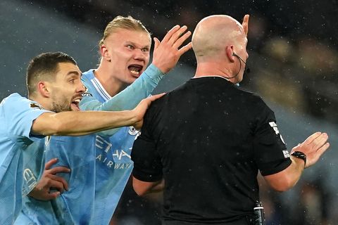 Erling Haaland und Mateo Kovacic (links) von Manchester City reagieren erbost, nachdem Schiedsrichter Simon Hooper das Spiel während eines vielversprechenden Konters beendete – die Partie gegen Tottenham ging 3:3 aus