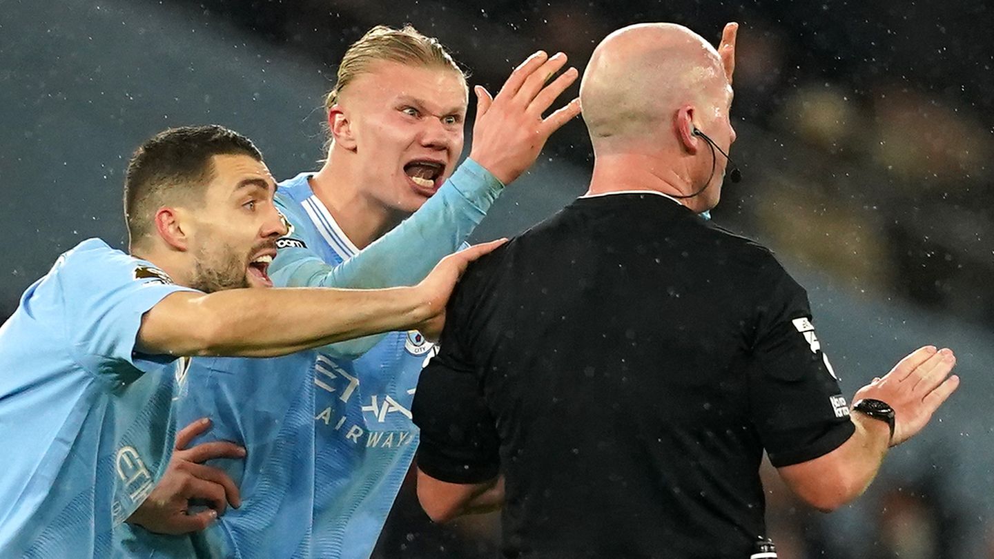 Erling Haaland und Mateo Kovacic (links) von Manchester City reagieren erbost, nachdem Schiedsrichter Simon Hooper das Spiel während eines vielversprechenden Konters beendete – die Partie gegen Tottenham ging 3:3 aus