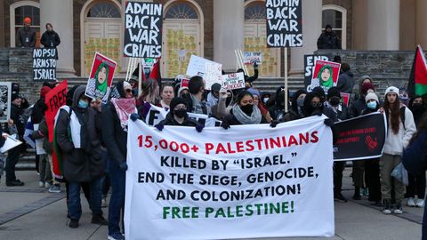 Studierende von der Pennsylvania State University demonstrieren für ein "Ende der Belagerung, des Genozids und der Kolonalisierung" von Palästina 