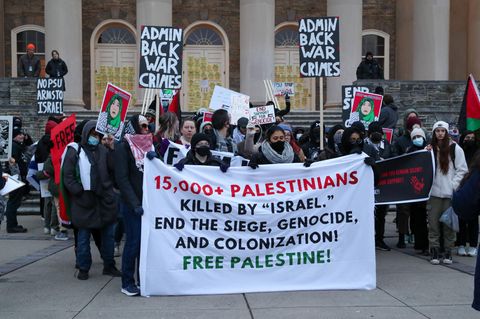 Studierende von der Pennsylvania State University demonstrieren für ein "Ende der Belagerung, des Genozids und der Kolonalisierung" von Palästina 