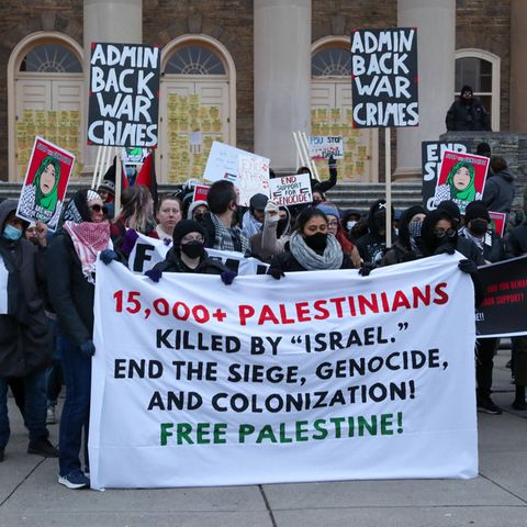 Studierende von der Pennsylvania State University demonstrieren für ein "Ende der Belagerung, des Genozids und der Kolonalisierung" von Palästina 