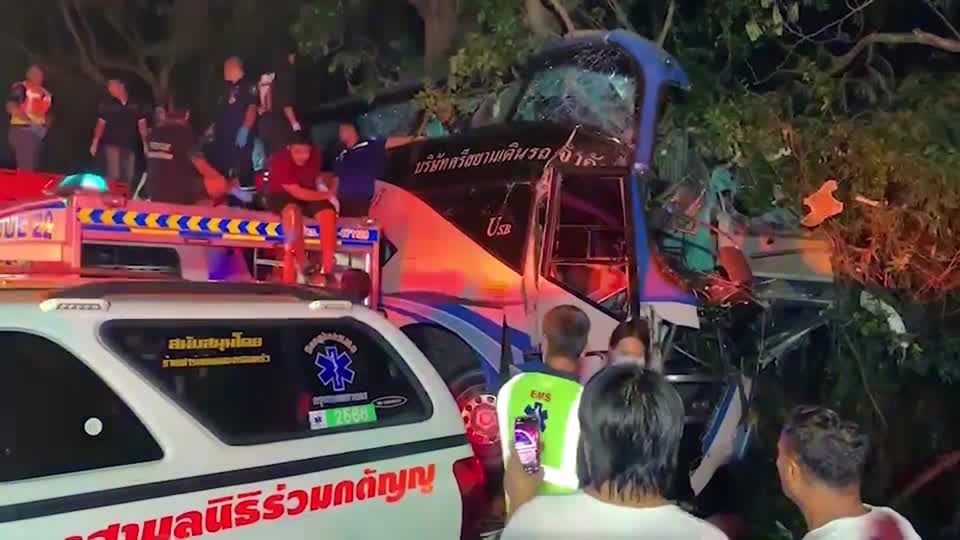 Video: Bus prallt gegen Baum in Thailand: Zahlreiche Tote