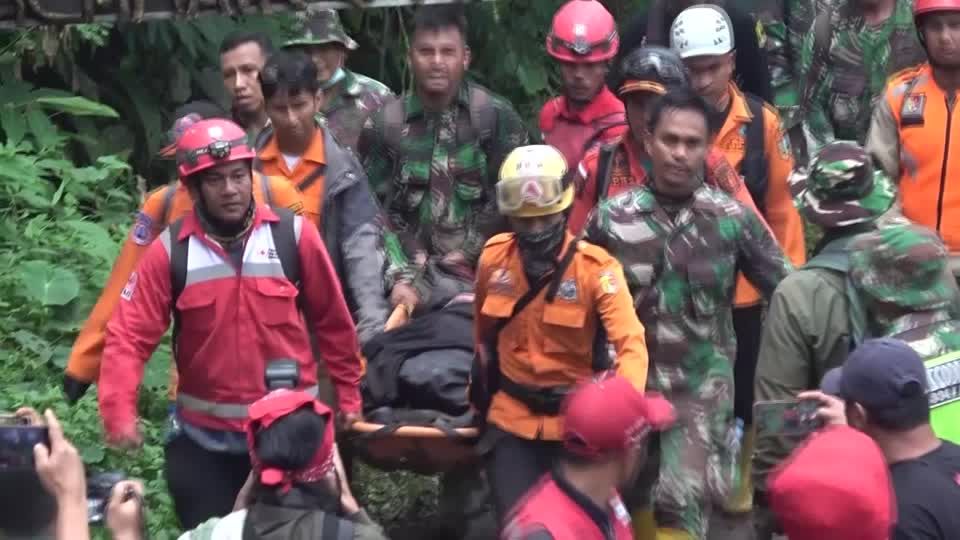 Video: Vulkanausbruch in Indonesien: Noch mehrere Bergsteiger vermisst Video: Vulkanausbruch in Indonesien: Noch mehrere Bergsteiger vermisst