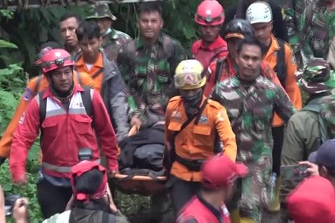 Video: Vulkanausbruch in Indonesien: Noch mehrere Bergsteiger vermisst