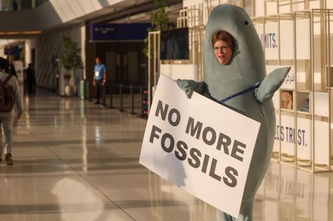 Auf der Klimakonferenz COP28 protestiert eine Frau im Tierkostüm für den schnellen Ausstieg aus fossilen Brennstoffen