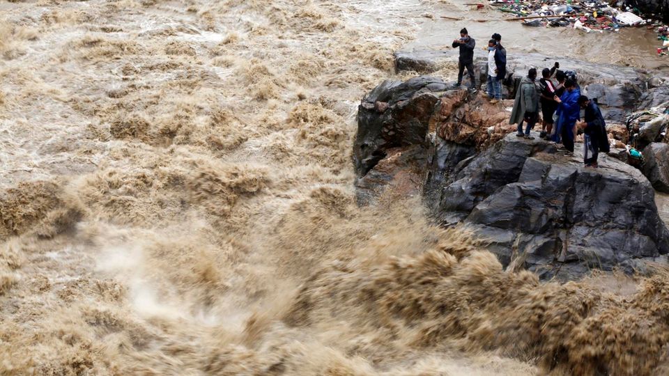 Menschen in Nepal bringen sich vor Hochwasser in Sicherheit: "Die Auswirkungen des Klimawandels sind überall um uns rum offensichtlich".