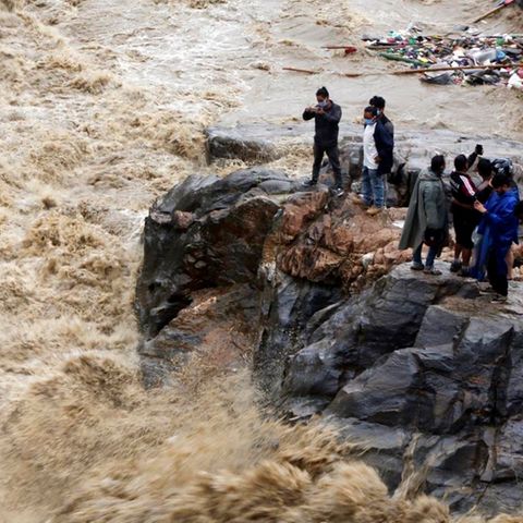Menschen in Nepal bringen sich vor Hochwasser in Sicherheit: "Die Auswirkungen des Klimawandels sind überall um uns rum offensichtlich".