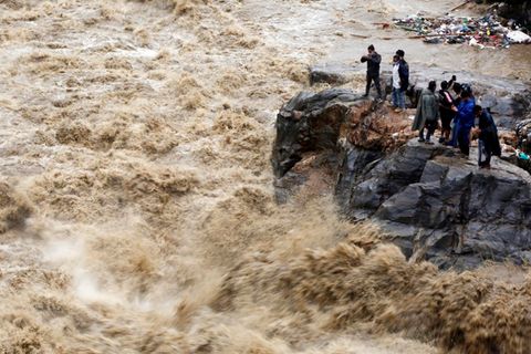 Menschen in Nepal bringen sich vor Hochwasser in Sicherheit: "Die Auswirkungen des Klimawandels sind überall um uns rum offensichtlich".