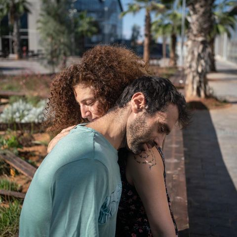 Liebespaar: Palästinenserin und jüdischer Israeli umarmen sich