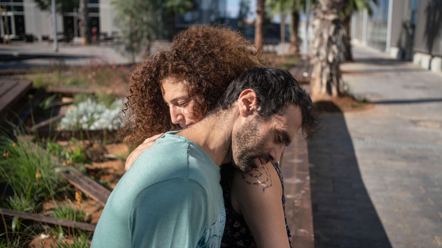 Liebespaar: Palästinenserin und jüdischer Israeli umarmen sich