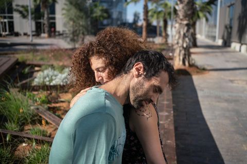 Liebespaar: Palästinenserin und jüdischer Israeli umarmen sich