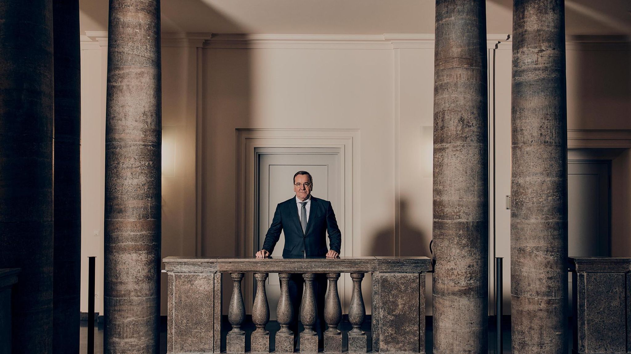 Portrait von Boris Pistorius, Verteidigungsminister, in der Säulenhalle des Verteidigungsministeriums in Berlin