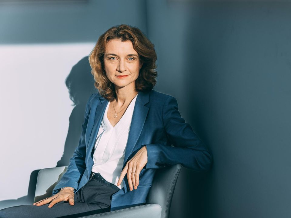 Daniela Schwarzer ist eine der führenden Politikwissenschaftlerinnen in Deutschland. 1973 in Hamburg geboren, studierte sie in Tübingen sowie in Großbritannien und Frankreich.Von 2016 bis 2021 war sie Direktorin der Deutschen Gesellschaft für Auswärtige Politik. 2021 wird sie Honorarprofessorin an der Freien Universität Berlin. Seit Mai 2023 gehört sie dem Vorstand der Bertelsmann Stiftung an. Daniela Schwarzer ist eine der führenden Politikwissenschaftlerinnen in Deutschland. 1973 in Hamburg geboren, studierte sie in Tübingen sowie in Großbritannien und Frankreich.Von 2016 bis 2021 war sie Direktorin der Deutschen Gesellschaft für Auswärtige Politik. 2021 wird sie Honorarprofessorin an der Freien Universität Berlin. Seit Mai 2023 gehört sie dem Vorstand der Bertelsmann Stiftung an.