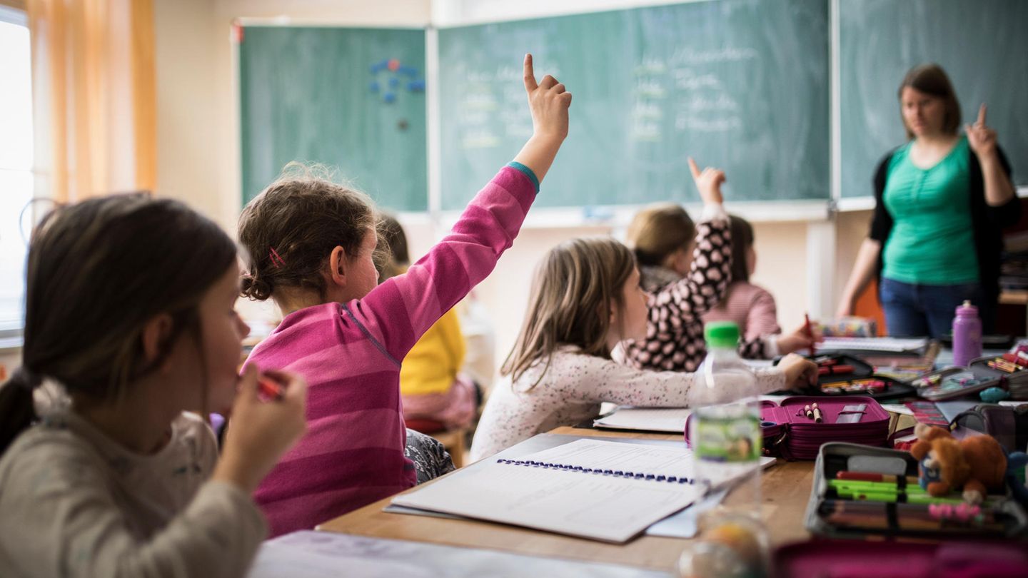 PISA-Studie: Schülerinnen melden sich im Klassenraum