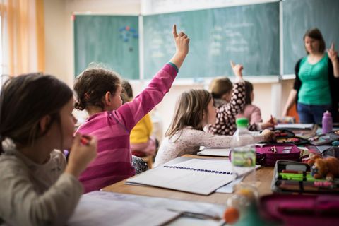 PISA-Studie: Schülerinnen melden sich im Klassenraum