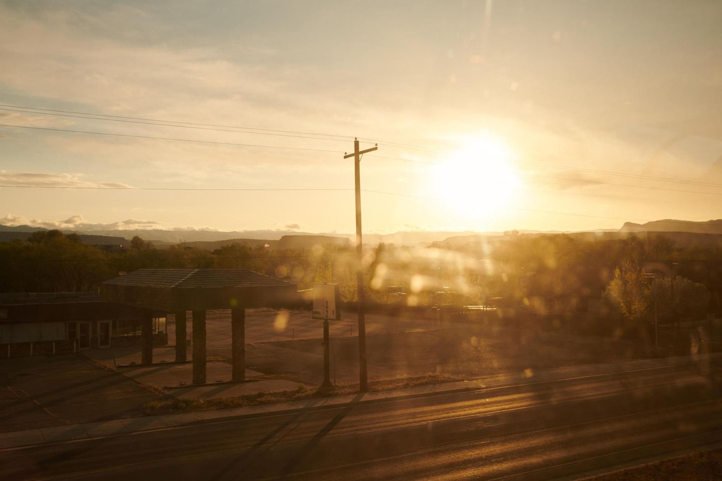 Vor dem Fenster des Panoramawagens lässt der Sonnenaufgang das Land leuchten