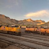 Züge vor Bergkulisse in Kalifornien