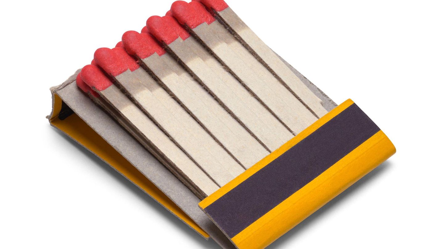 Open Yellow Matchbook Cut Out on White. Eine Packung Streichhözer im Zündbriefchen