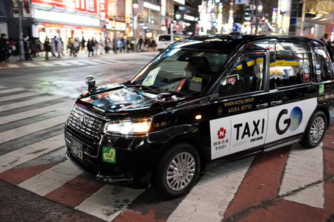 Ein Taxi auf den Straßen Tokios.