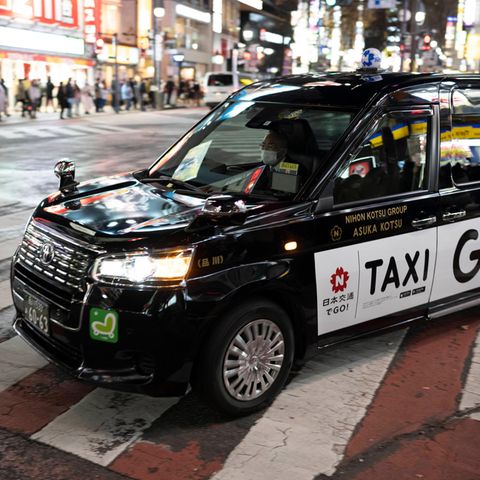 Ein Taxi auf den Straßen Tokios.