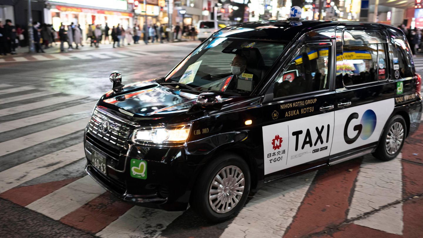 Ein Taxi auf den Straßen Tokios.