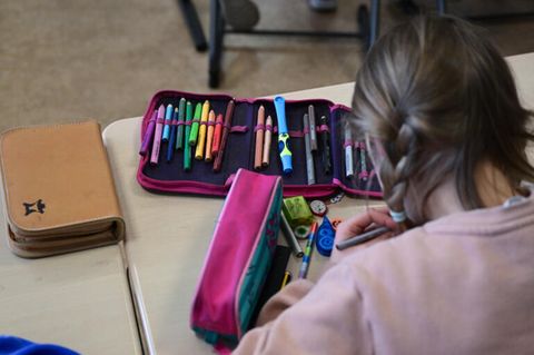 Ein Mädchen im Unterricht in einer Grundschule in Stuttgart
