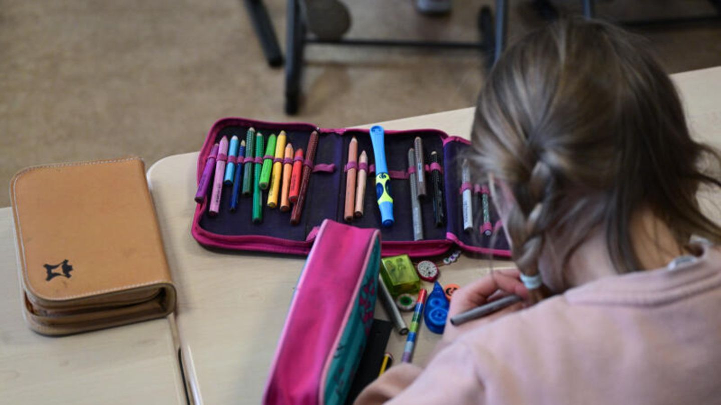 Ein Mädchen im Unterricht in einer Grundschule in Stuttgart