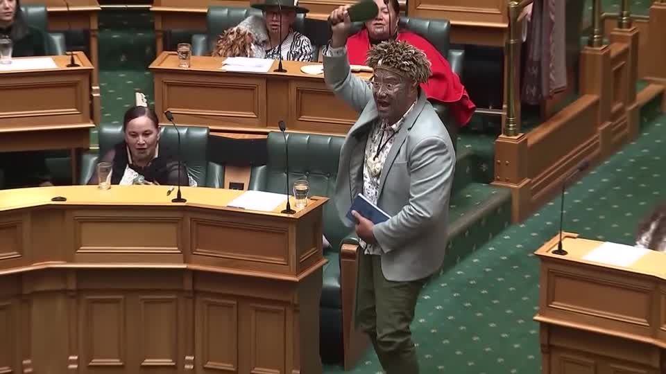 Video: Maori-Abgeordnete protestieren gegen König Charles III.
