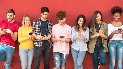 Linux-Smartphone: Junge Menschen stehen in einer Reihe und schauen auf ihre Handys