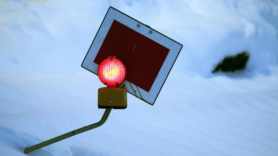 Bayern Im Schneechaos: Bilder Zeigen Störungen Bei Bahn Und Flügen ...